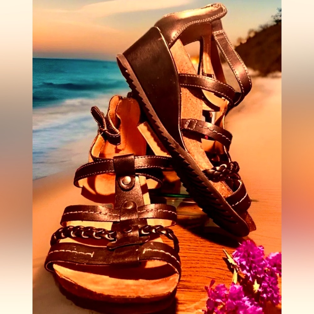 🌍EARTH ORIGINS🌍 STRAPPY LEATHER WEDGE BACK ZIP “KENDALL” SANDALS EUC❣️